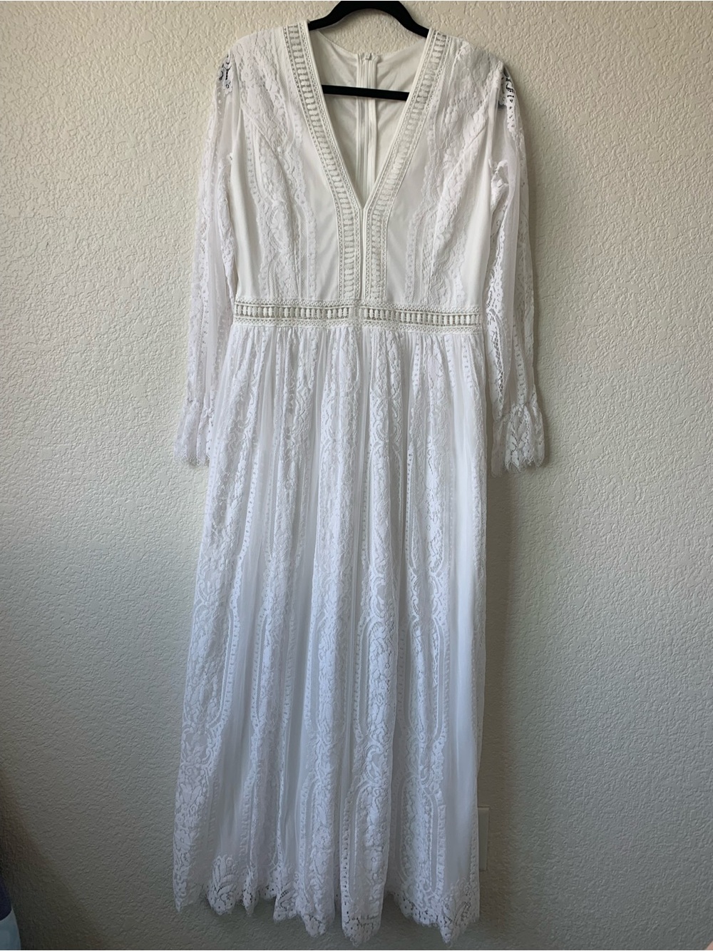 Women's White Lace V-Neck Maxi Dress